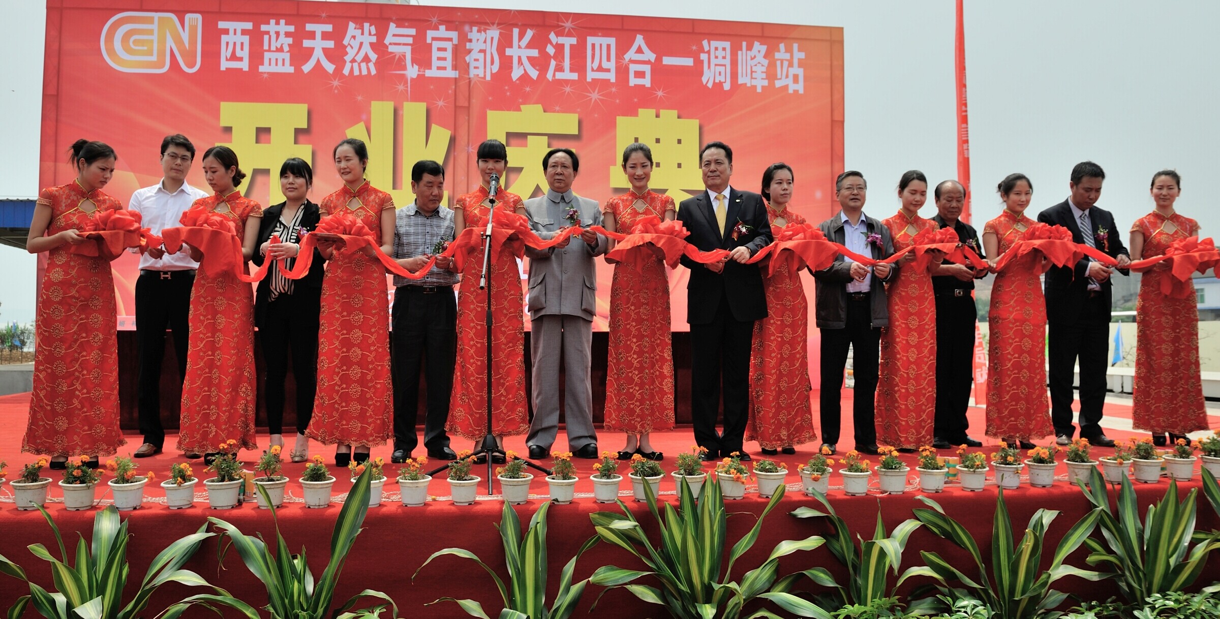 宜都长江“四合一”水上加气站