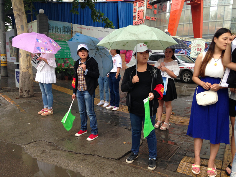 西蓝集团团委积极参加“缓堵保畅”活动